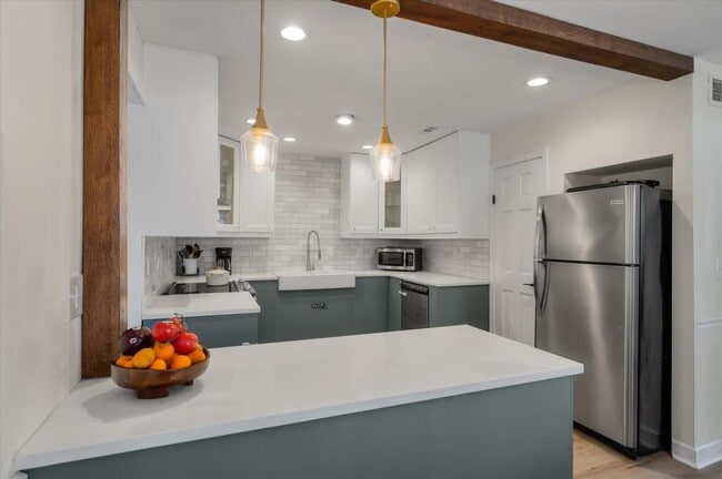 Building Photo - 537 Braxton Ave