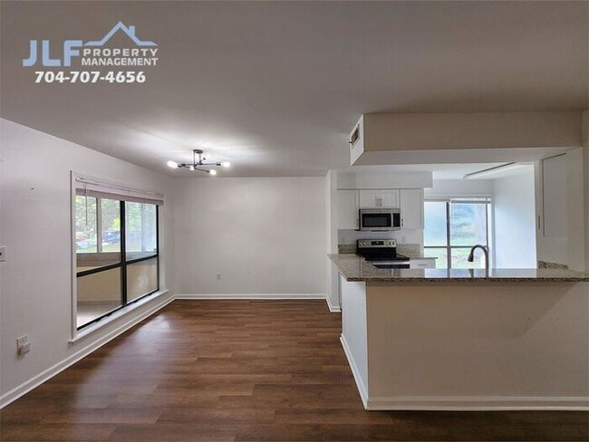 Building Photo - Great 2 bed/2 bath Condo in Convenient Charlotte Area!