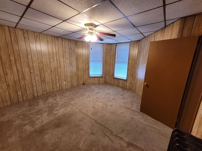 Building Photo - 402 N Railroad St