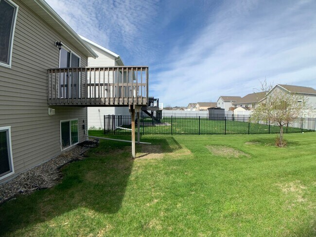 Building Photo - 3 Bed 3 Bath Single Family Home