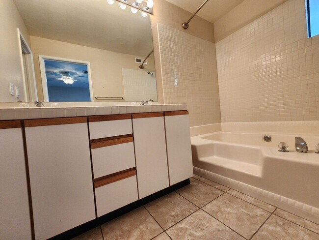 Building Photo - Lovely 2 Bed 2 Bath Downstairs Condo in Gr...