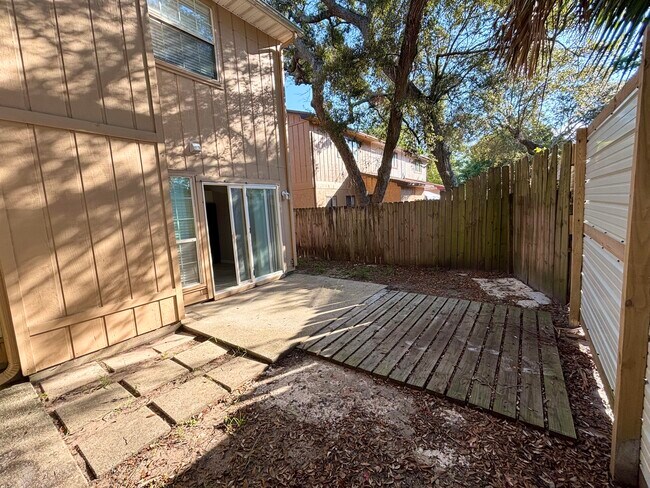Building Photo - 606 Virginia Oak Ct
