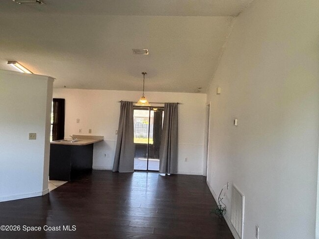 Building Photo - 272 High Rd NW