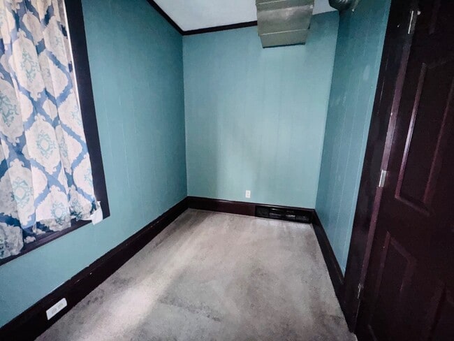 Building Photo - 3621 Sackett Ave