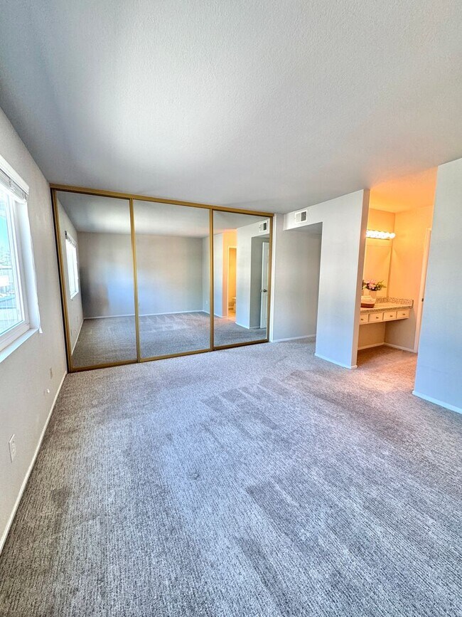 Building Photo - Charming 2 bed 1.5 bath condo, with attached 2 car garage!