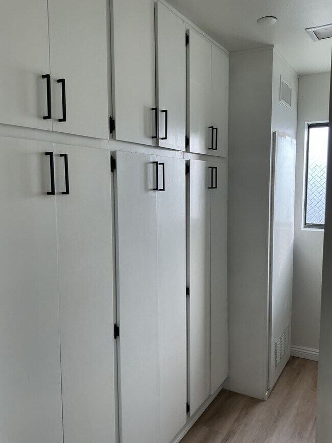 Building Photo - Los Caballeros #001