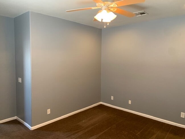 Building Photo - 3 Bedroom Townhouse