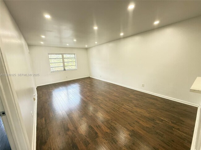 Building Photo - 5160 SW 40th Ave