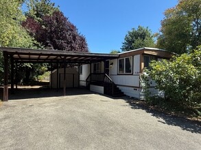 Building Photo - 2 bedroom 1 bath single wide located in Ho...