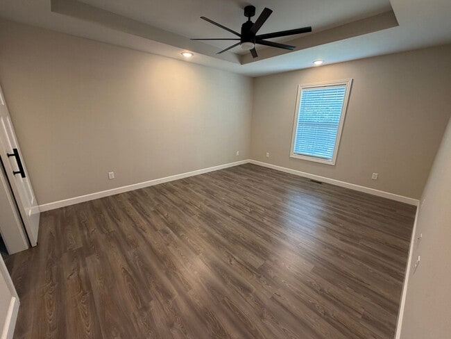 Building Photo - Beautiful 4/3 Ready May 1st!