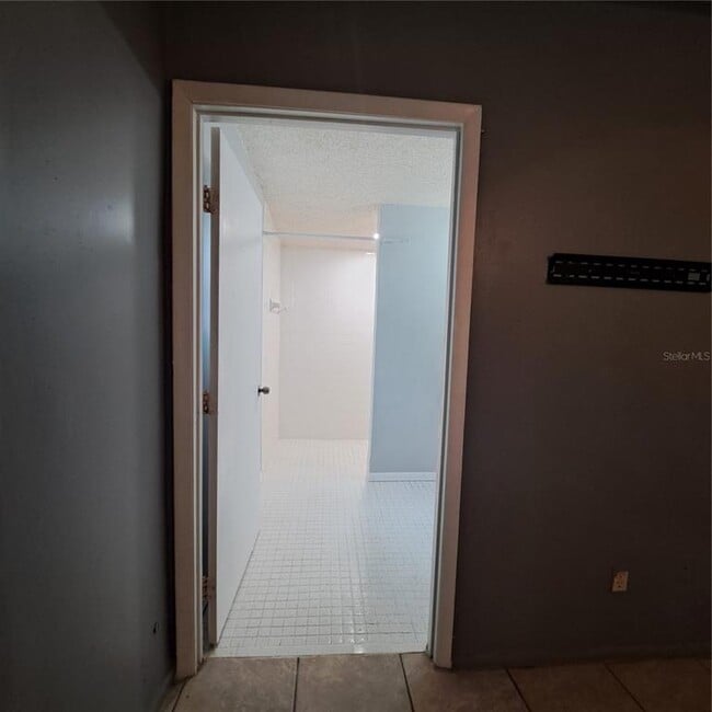 Building Photo - 627 61st Ave S