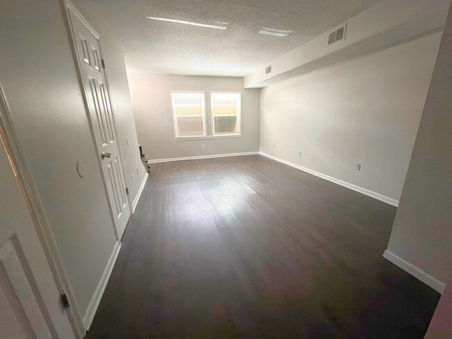 Building Photo - Beautifully Renovated 2 Bed / 1.5 Bath Townhome – Move-In Ready!