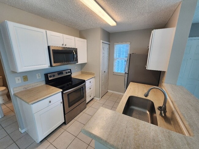 Building Photo - Remodeled beach condo steps away from the beach!!!