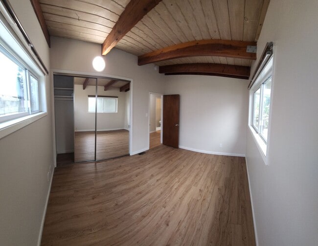 Building Photo - Large 5 Bedroom Home close to Poly Campus!!