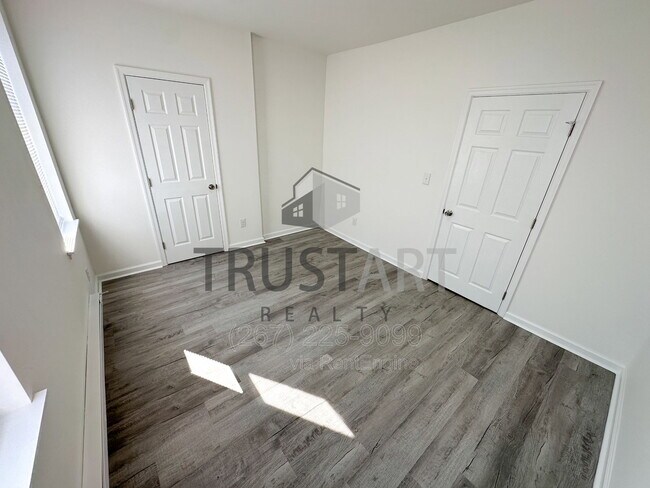 Building Photo - 2153 W Grange Ave