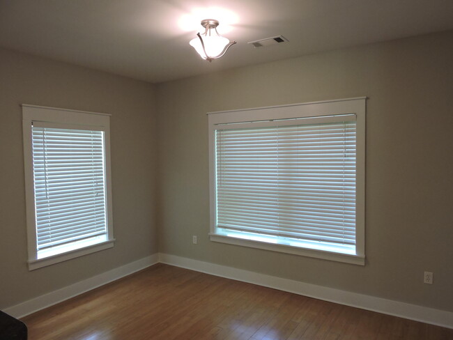 Building Photo - 124 Fairway Dr