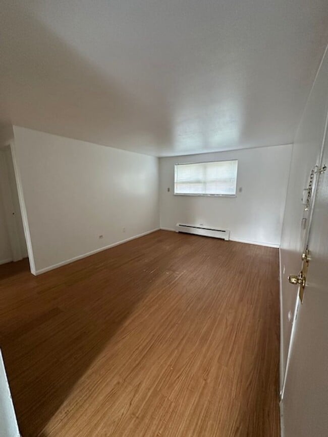 Building Photo - Bright Ground-Level 2-Bedroom 1-Bathroom Apartment Located in Goldsmith Neighborhood.