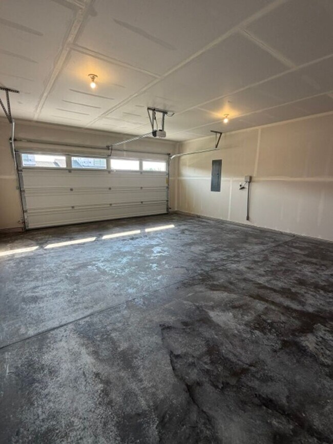 Building Photo - 421 Needlegrass Ln