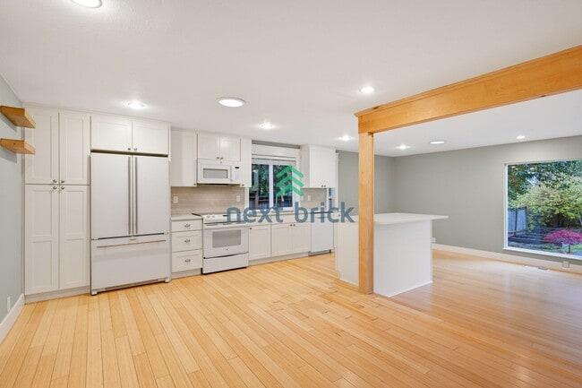 Building Photo - 3 BED & 2 BATH SINGLE FAMILY HOUSE WITH A ...