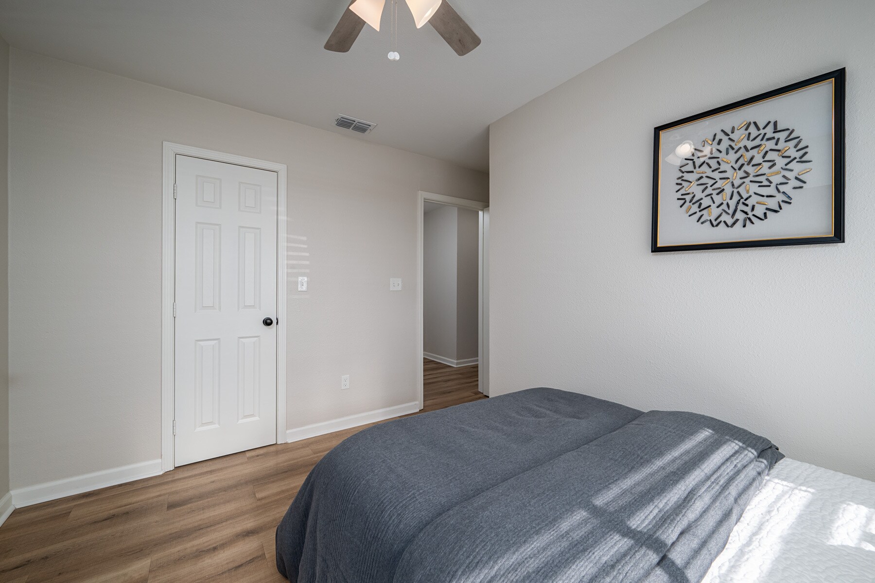 Building Photo - 1528 E Devine St