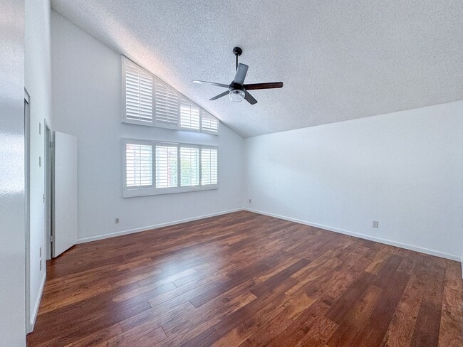 Building Photo - 2bd 2,5bath Townhome