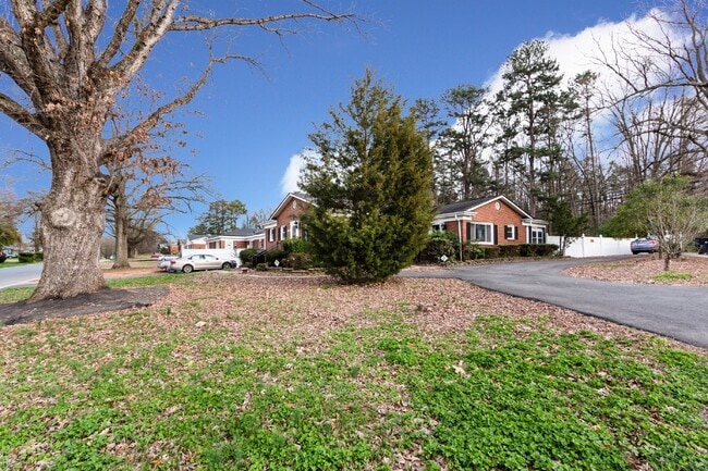 Building Photo - "Charming 3-Bedroom Retreat with Gleaming Hardwood Floors in Westerly Hills!"