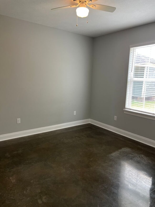 Building Photo - 2 bedroom 1 bathroom available for rent