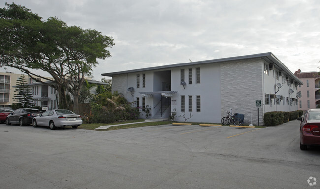 Primary Photo - Sunset House Apartment