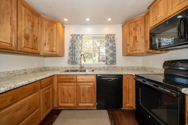 Building Photo - 857 Southfork Dr