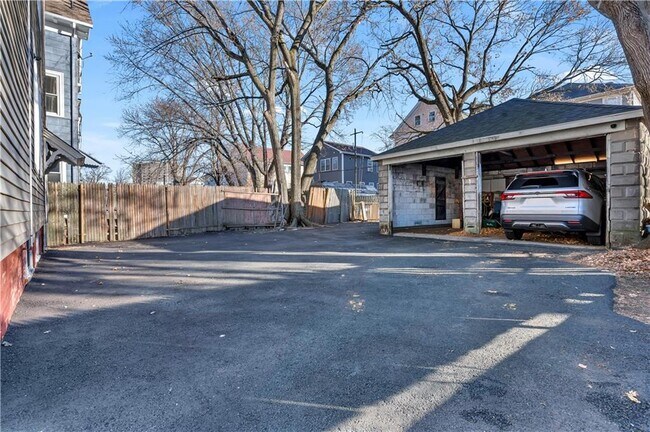 Building Photo - 352 Orms St