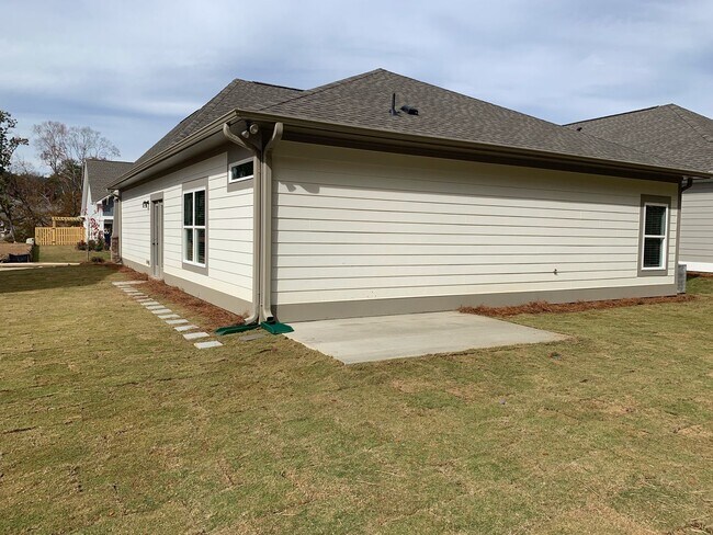 Building Photo - Spacious home with Garage and Fenced Backy...