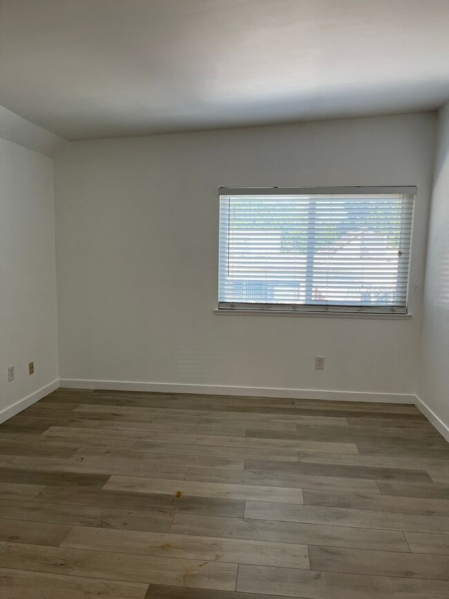 Building Photo - Conveniently located home featuring 2 main bedrooms!
