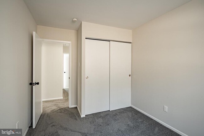 Building Photo - 233 Holly Dr