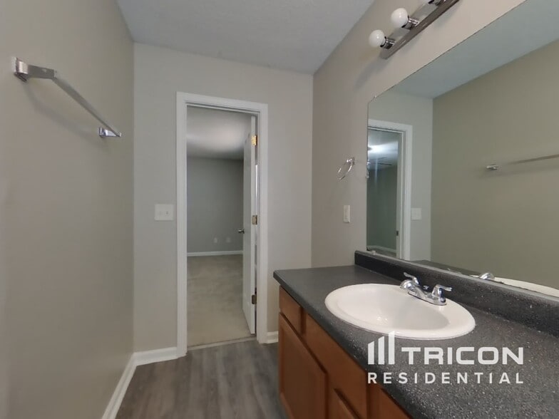 Building Photo - 622 Meadows Ct