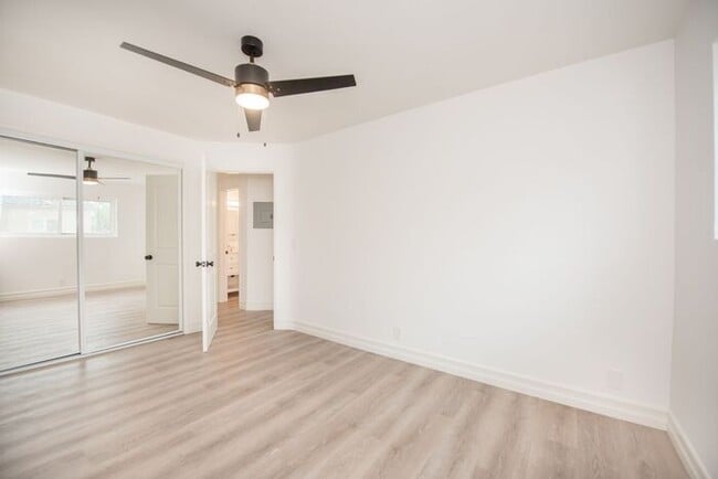 Building Photo - Downtown HB Remodled unit - 2 blocks from the sand