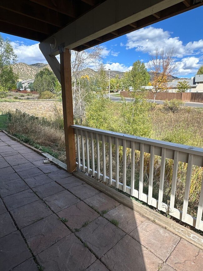 Building Photo - 850 Mountain View Dr