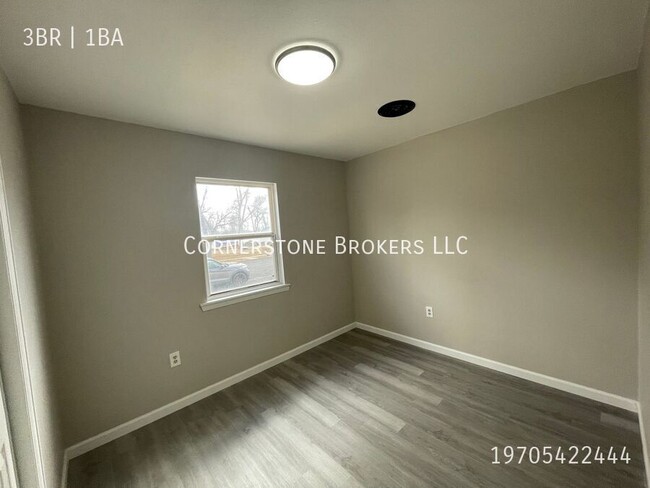 Building Photo - Fully remodeled, three bedroom apartment