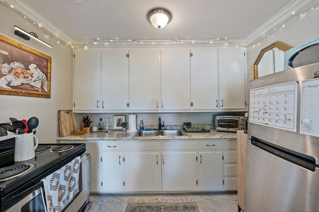 Building Photo - Available mid-June! 2 Bed Duplex In The He...