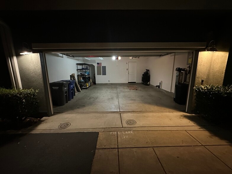 Building Photo - 315 Royal Gln