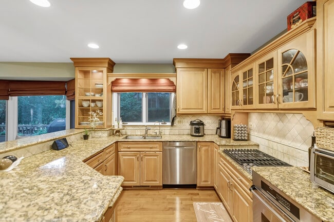 Building Photo - 985 Chapel Ct N