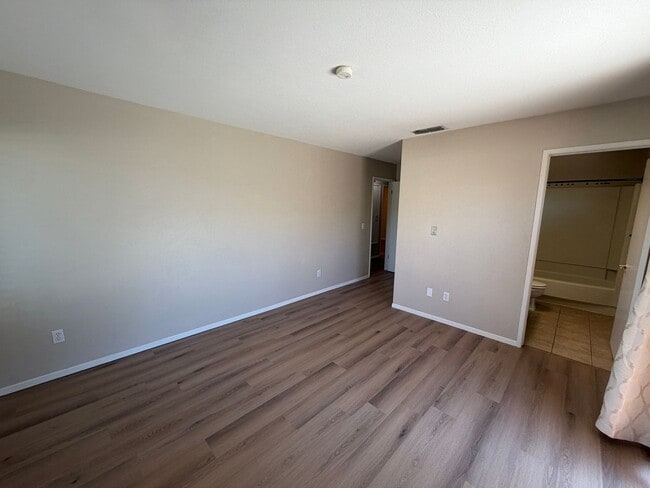 Building Photo - Well Maintained Duplex