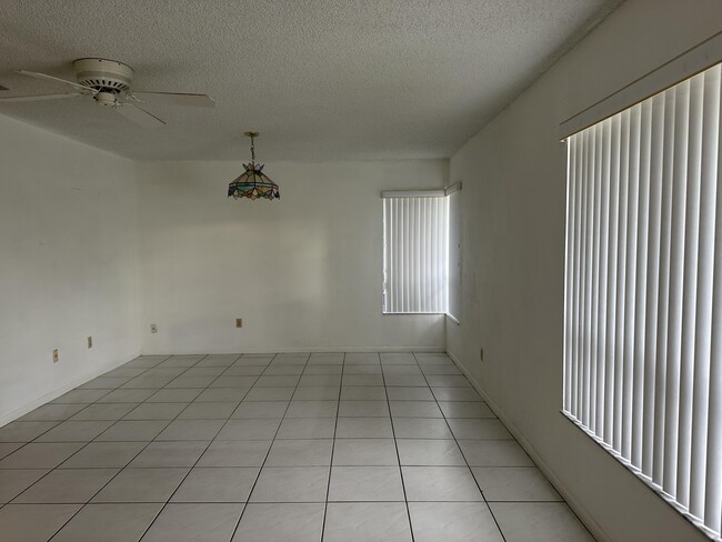 Building Photo - 6049 Olivewood Cir