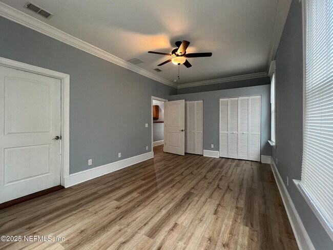 Building Photo - 136 E 6th St