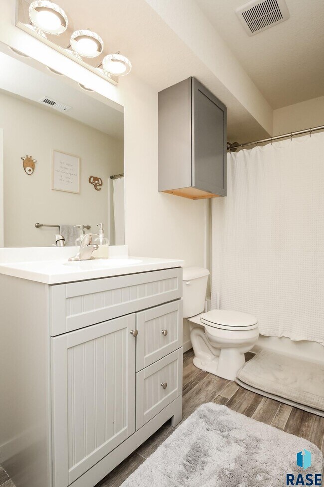 Building Photo - 1600 East 69th St N