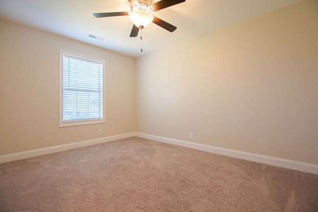 Building Photo - Pet Friendly Three Bedroom!