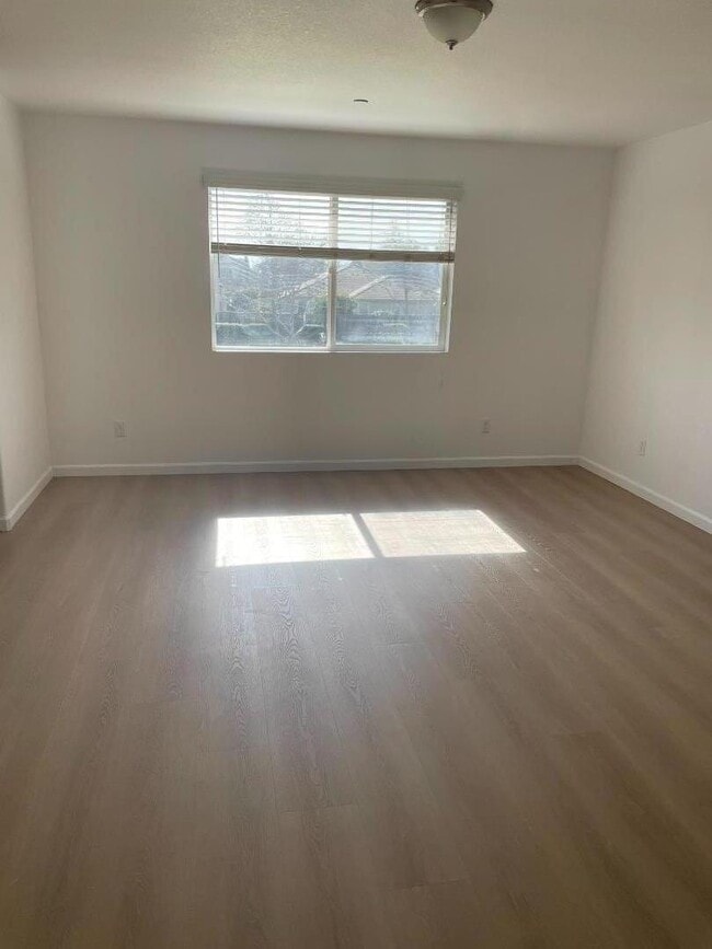 Building Photo - 668 Town Square