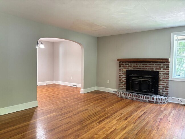 Building Photo - Available now. WATER & SEWER INCLUDED! Gre...