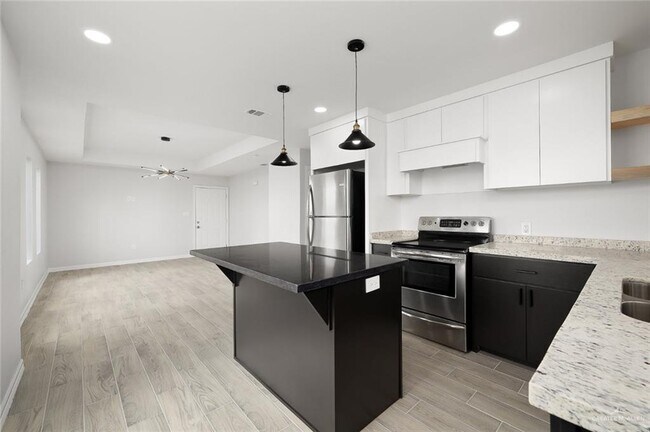 Building Photo - 15 Frio Ave
