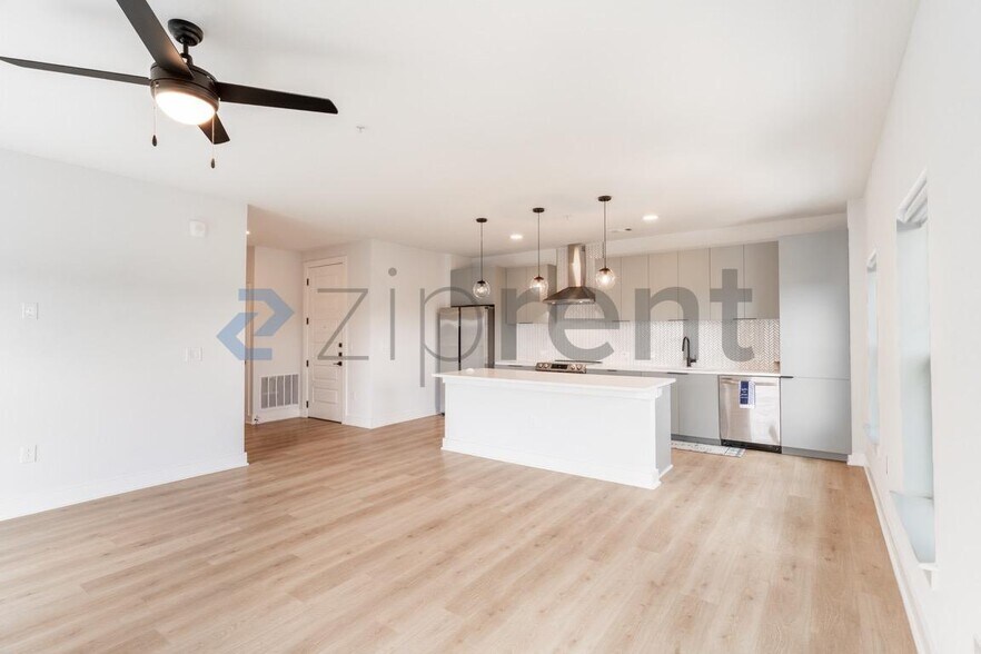 Building Photo - Unit 523