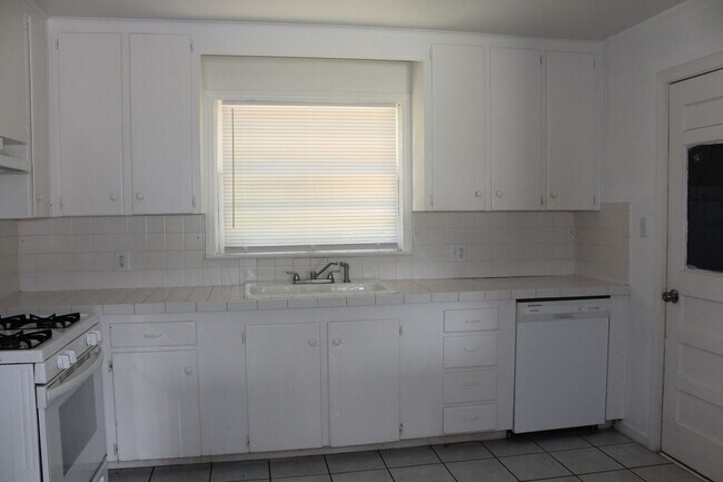 Building Photo - Comfy & Practical!